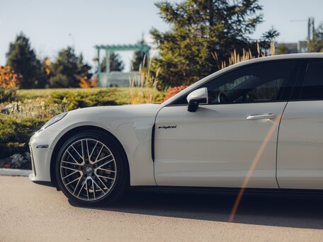 2024 Porsche Panamera 4 E-Hybrid Executive III, белый, 16600000 рублей, вид 3