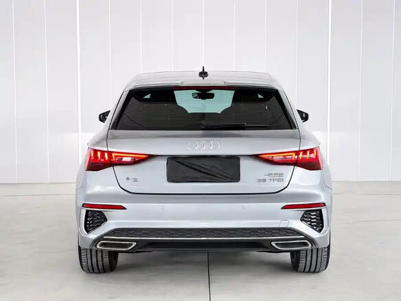 2023 Audi A3 Sportback 35 TFSI IV (8Y), серебристый, 2356560 рублей - вид 4