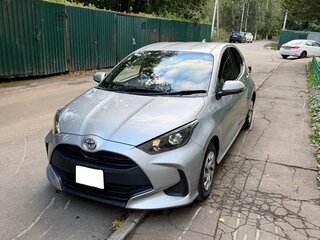 2023 Toyota Yaris IV, серебристый, 1050000 рублей, вид 2