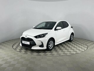 2021 Toyota Yaris IV, белый, 1290000 рублей, вид 1