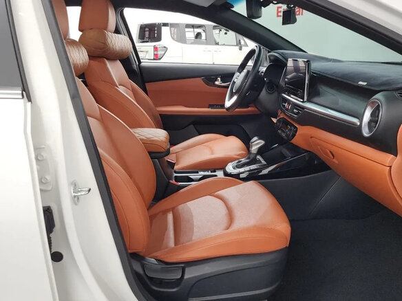 2022 Kia K3 II Рестайлинг, белый, 2000000 рублей - вид 12