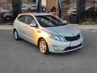 2013 Kia Rio 5-speed III, серебристый, 850000 рублей, вид 3