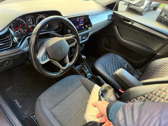 2022 Volkswagen Polo VI, коричневый, 1700000 рублей - вид 2