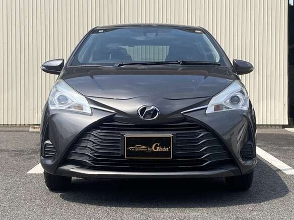 2018 Toyota Vitz III (XP130) Рестайлинг, серый, 990000 рублей - вид 3