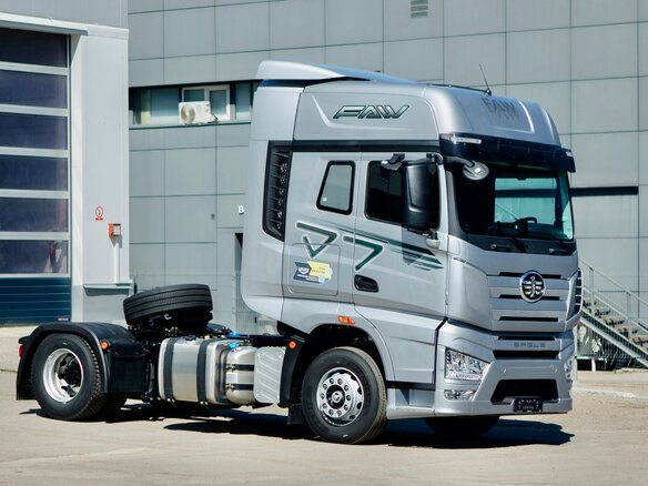 2024 FAW J7, серебристый, 8500000 рублей - вид 2