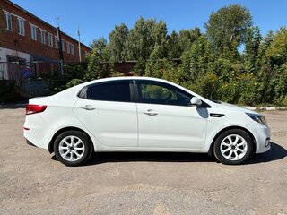 2015 Kia Rio III Рестайлинг, белый, 930000 рублей, вид 4