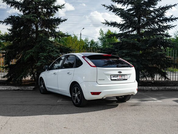 2009 Ford Focus II Рестайлинг, белый - вид 1