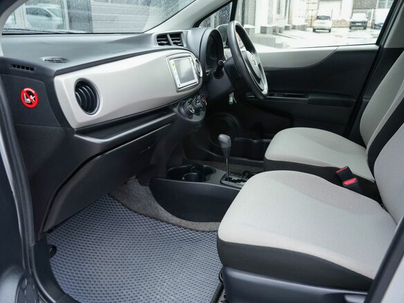 2012 Toyota Vitz III (XP130), серый, 810000 рублей - вид 17