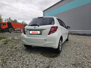 2014 Toyota Vitz III (XP130) Рестайлинг, белый, 860000 рублей, вид 4