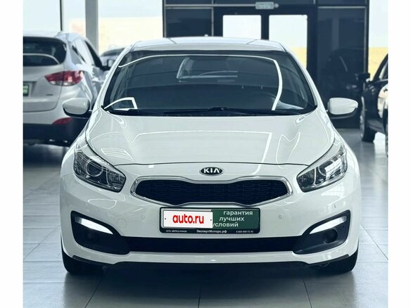 2017 Kia Ceed II Рестайлинг, белый - вид 1
