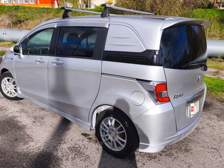 2014 Honda Freed Spike I Рестайлинг, серебристый, 850000 рублей, вид 3