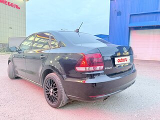 2017 Volkswagen Polo V Рестайлинг, чёрный, 900000 рублей, вид 3