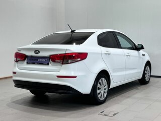 2017 Kia Rio III Рестайлинг, белый, 915000 рублей, вид 5