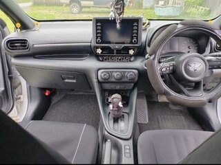 2020 Toyota Yaris IV, серый, 830000 рублей, вид 1
