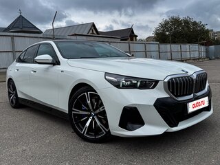 2024 BMW 5 серии 530i xDrive VIII (G60/G61/G68), белый, 7600000 рублей, вид 1