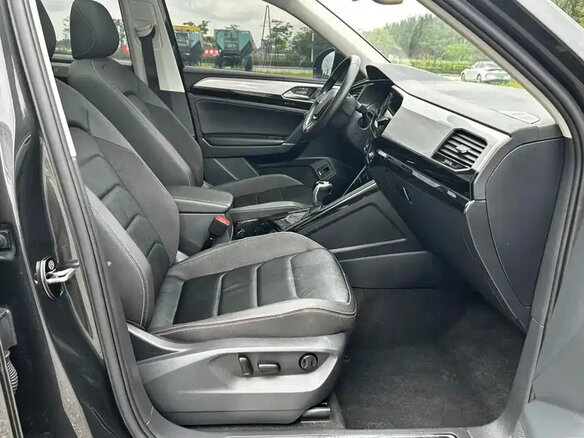 2022 Volkswagen Tayron I, чёрный, 2240000 рублей - вид 13