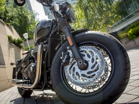 2021 Triumph Bonneville Bobber, чёрный, 1250000 рублей, вид 5