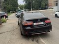 2021 Toyota Camry VIII (XV70) Рестайлинг, чёрный, 3400000 рублей - вид 2