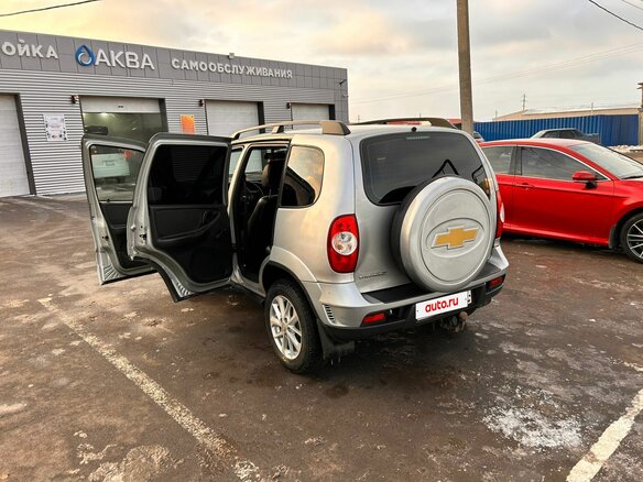 2013 Chevrolet Niva I Рестайлинг, серебристый, 600000 рублей - вид 3