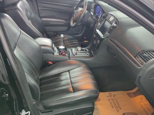 2015 Chrysler 300C II Рестайлинг, чёрный, 2500000 рублей - вид 11