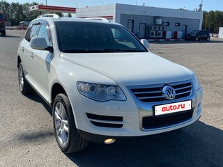 2010 Volkswagen Touareg I Рестайлинг, белый, 2050000 рублей, вид 2