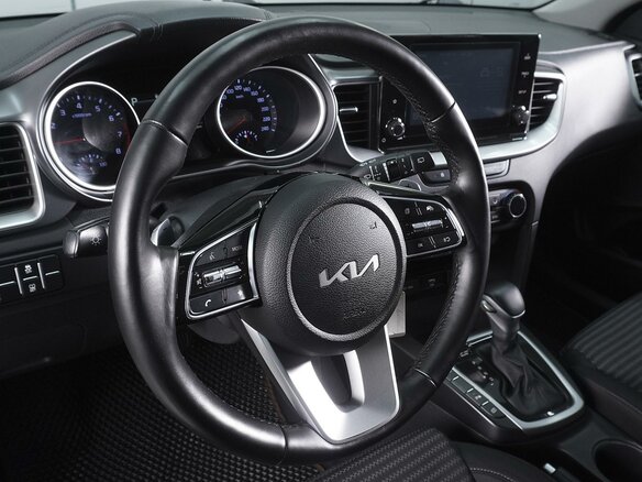 2022 Kia Ceed III Рестайлинг, белый, 1900000 рублей - вид 11