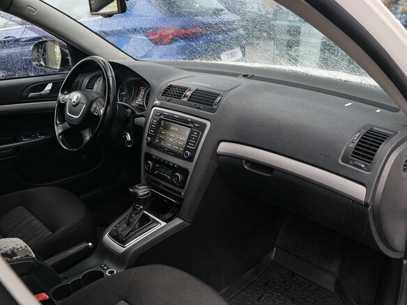 2011 Skoda Octavia DSG7 II (A5) Рестайлинг, белый, 650000 рублей - вид 6