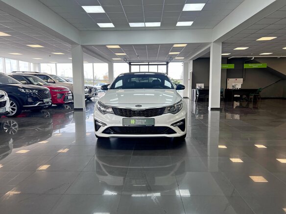 2019 Kia Optima IV Рестайлинг, белый, 1990000 рублей - вид 2