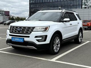 2017 Ford Explorer V Рестайлинг, белый, 2429000 рублей, вид 1