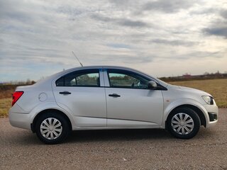 2013 Chevrolet Aveo II, серебристый, 550000 рублей, вид 4