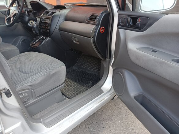 2002 Mitsubishi Space Wagon III, серебристый - вид 14