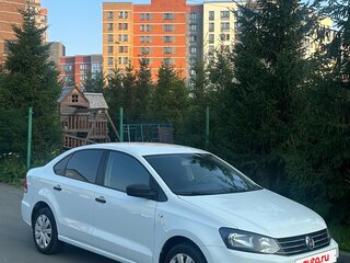 2016 Volkswagen Polo V Рестайлинг, белый, 900000 рублей, вид 1