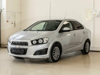 2015 Chevrolet Aveo II, серебристый, 700000 рублей, вид 3