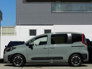 2023 Toyota Sienta III, зелёный, 1440548 рублей, вид 3