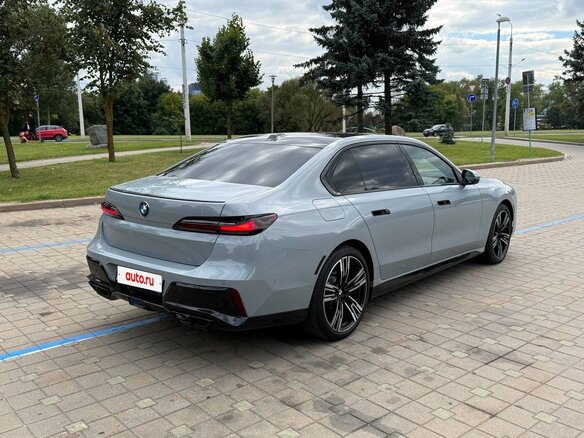 2022 BMW 7 серии 760i xDrive VII (G70), серый, 14999999 рублей - вид 2