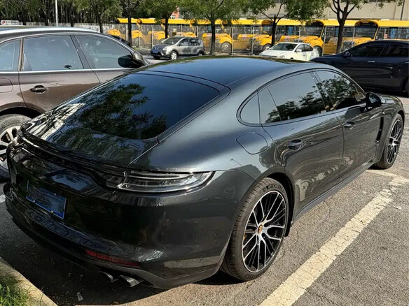2023 Porsche Panamera 4 Sport Turismo II Рестайлинг, чёрный - вид 2