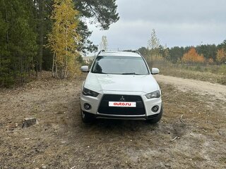 2010 Mitsubishi Outlander II Рестайлинг, белый, 1100000 рублей, вид 2