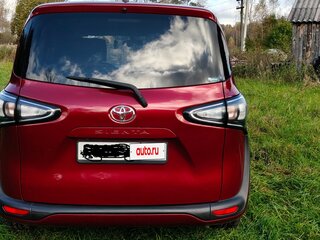 2021 Toyota Sienta II Рестайлинг, красный, 1800000 рублей, вид 2