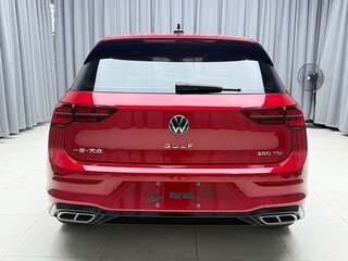 2023 Volkswagen Golf VIII, красный, 1650000 рублей, вид 3