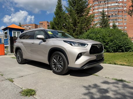 2026 Toyota Highlander IV (XU70), золотистый, 5190000 рублей, вид 3