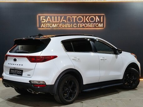 2021 Kia Sportage IV Рестайлинг, белый, 2300000 рублей, вид 4