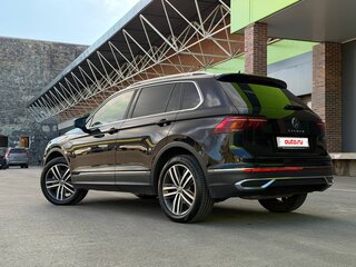 2021 Volkswagen Tiguan II Рестайлинг, чёрный, 4250000 рублей, вид 3