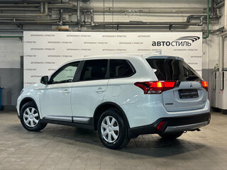 2017 Mitsubishi Outlander III Рестайлинг 2, белый, 1399000 рублей, вид 3