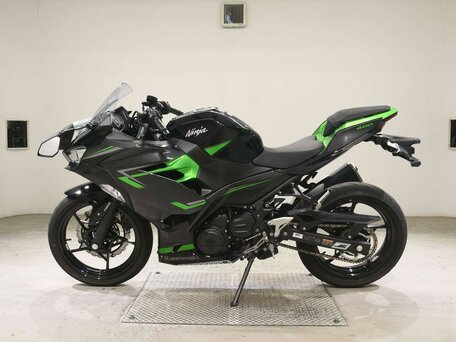 2023 Kawasaki Ninja 400, чёрный, 757000 рублей, вид 1