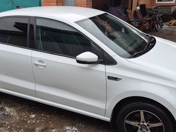 2018 Volkswagen Polo V Рестайлинг, белый, 980000 рублей - вид 3