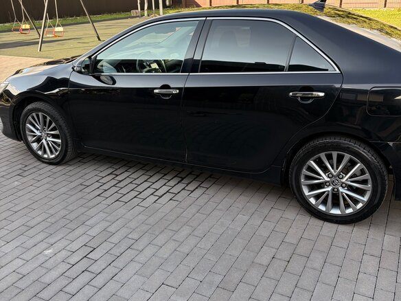 2017 Toyota Camry VII (XV50) Рестайлинг, чёрный, 2000000 рублей - вид 2