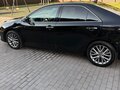 2017 Toyota Camry VII (XV50) Рестайлинг, чёрный, 2000000 рублей - вид 2