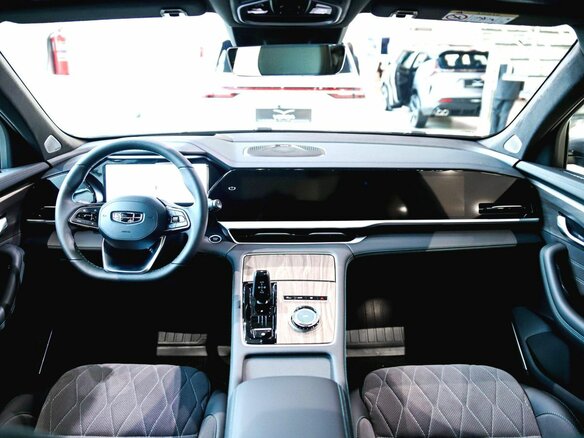 2026 Geely Monjaro I Рестайлинг, серебристый, 4954990 рублей - вид 12