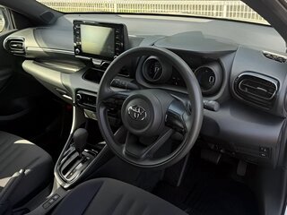 2022 Toyota Yaris IV, белый, 1150000 рублей, вид 5