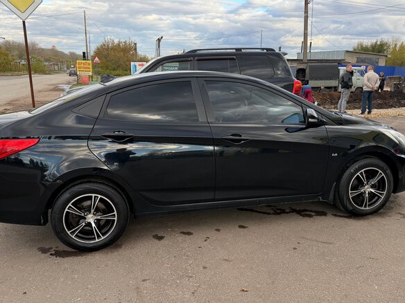 2011 Hyundai Solaris I, чёрный, 750000 рублей - вид 3